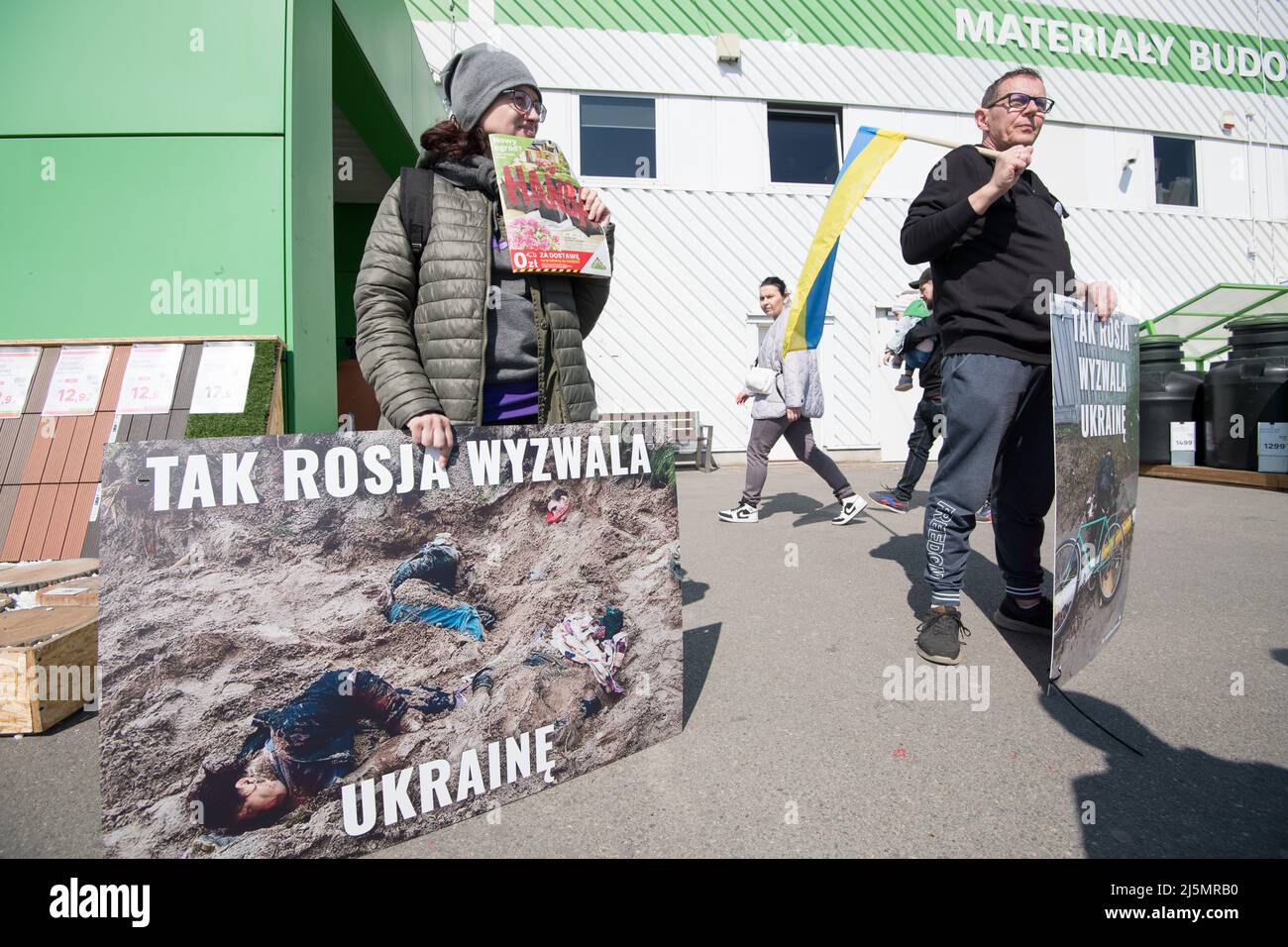 Protestation contre le financement de la guerre en Ukraine devant le marché de Leroy Merlin à Gdansk, en Pologne. Avril 23rd 2022 © Wojciech Strozyk / Alamy stock photo Banque D'Images