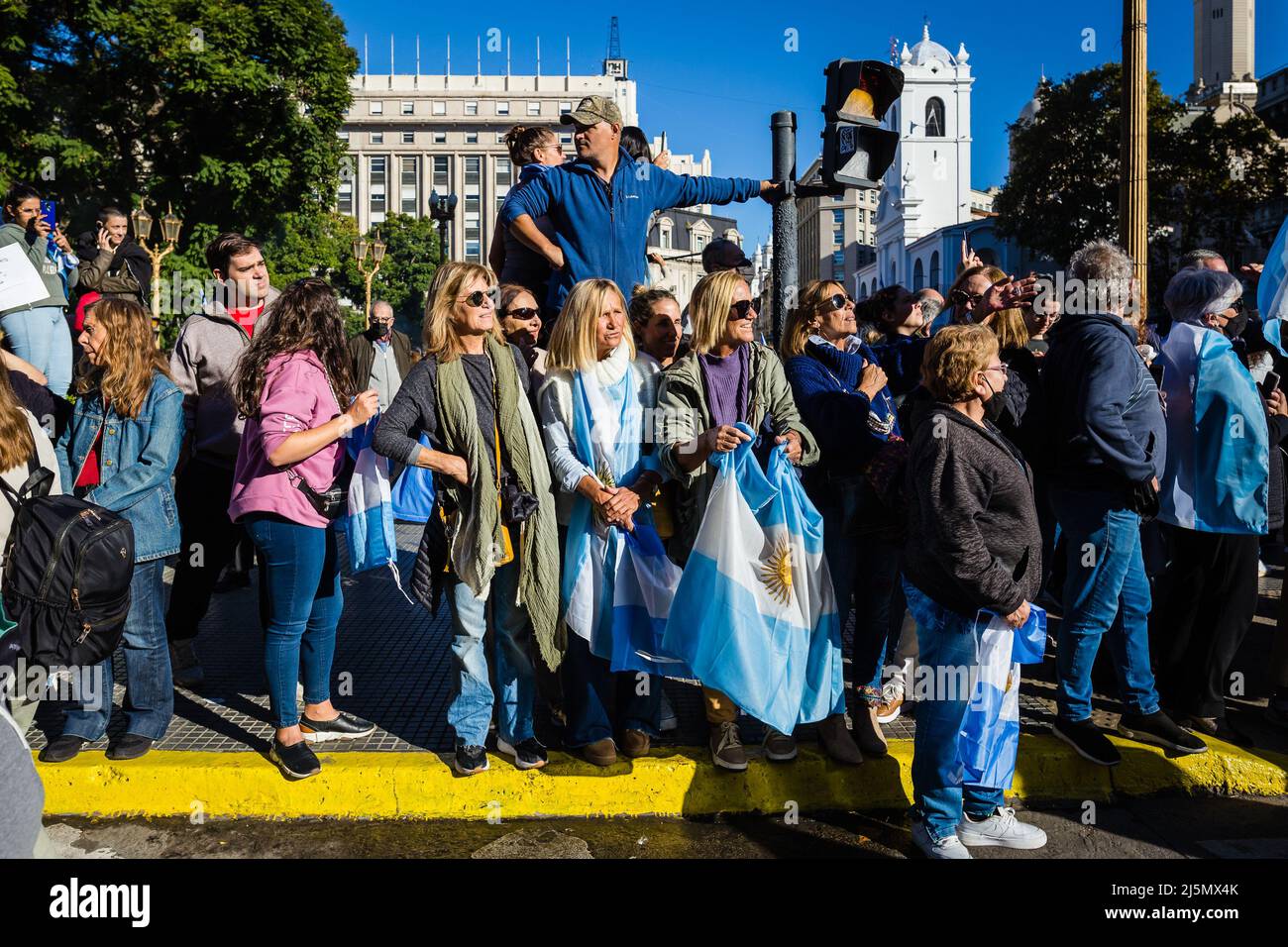 Buenos Aires, Argentine. 23rd avril 2022. Les manifestants qui détiennent des drapeaux attendent l'arrivée des producteurs ruraux avec leurs tracteurs pendant la manifestation sur la place Mayo. Les tracteurs des producteurs ruraux argentins ont été mobilisés vers la place Mayo, à Buenos Aires, pour protester contre la pression fiscale que la campagne Argentine consomme et contre l'intervention du gouvernement national sur le marché des céréales et de la viande. Crédit : SOPA Images Limited/Alamy Live News Banque D'Images