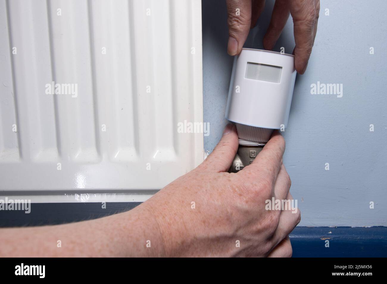 Pose d'une soupape de radiateur intelligente Banque D'Images