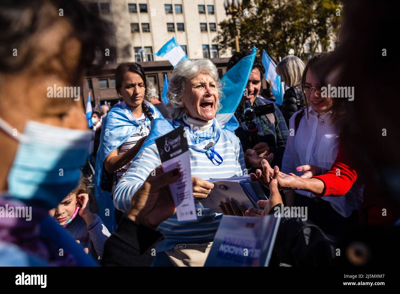 Buenos Aires, Argentine. 23rd avril 2022. Une femme distribue des livres de la Constitution nationale à d'autres manifestants, à l'entrée de la Maison Rose, en attendant que les producteurs ruraux entrent sur la place Mayo avec leurs tracteurs. Les tracteurs des producteurs ruraux argentins ont été mobilisés vers la place Mayo, à Buenos Aires, pour protester contre la pression fiscale que la campagne Argentine consomme et contre l'intervention du gouvernement national sur le marché des céréales et de la viande. (Photo de Nacho Boullosa/SOPA Images/Sipa USA) crédit: SIPA USA/Alay Live News Banque D'Images