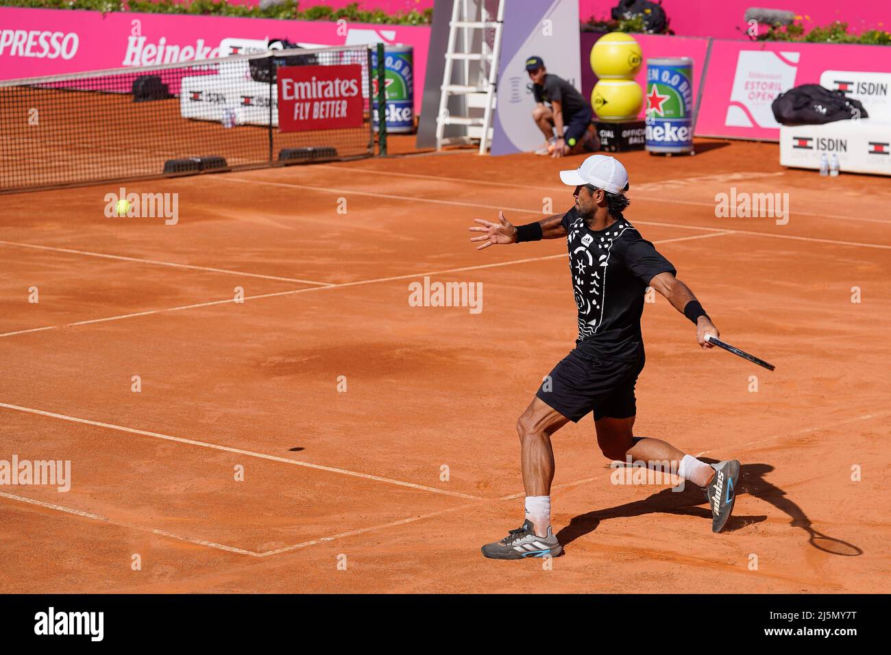 Estoril, Portugal. 24th avril 2022. Fernando Verdasco de l'Espagne retourne  un ballon à Pierre-Hugues Herbert de France pendant le tournoi de tennis de  l'ATP 250 de l'Open final d'Estoril du millénaire au