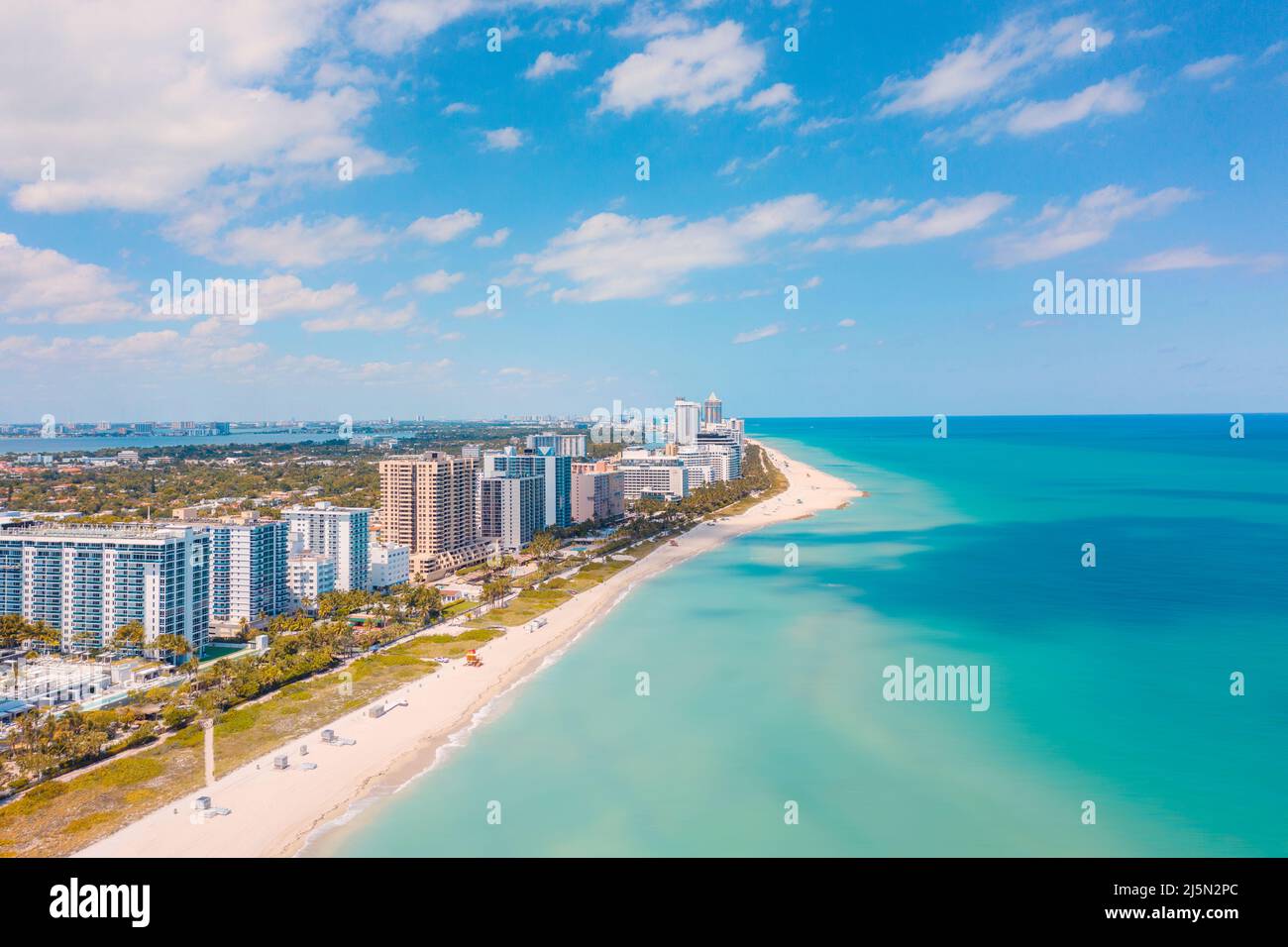 Vue panoramique sur la plage bleue dans le sud de la Floride Banque D'Images