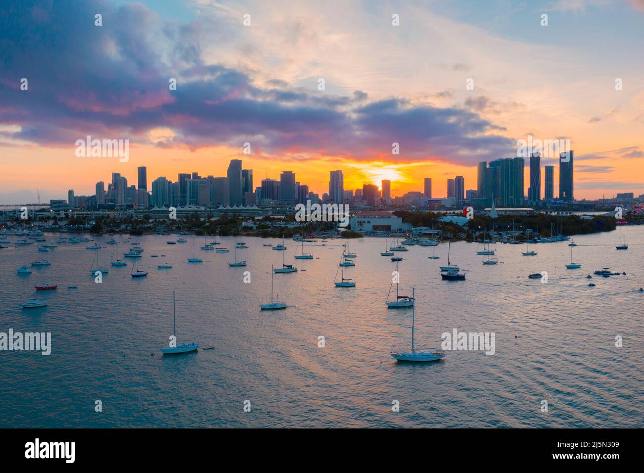 Magnifique coucher de soleil sur le centre-ville de Miami Banque D'Images