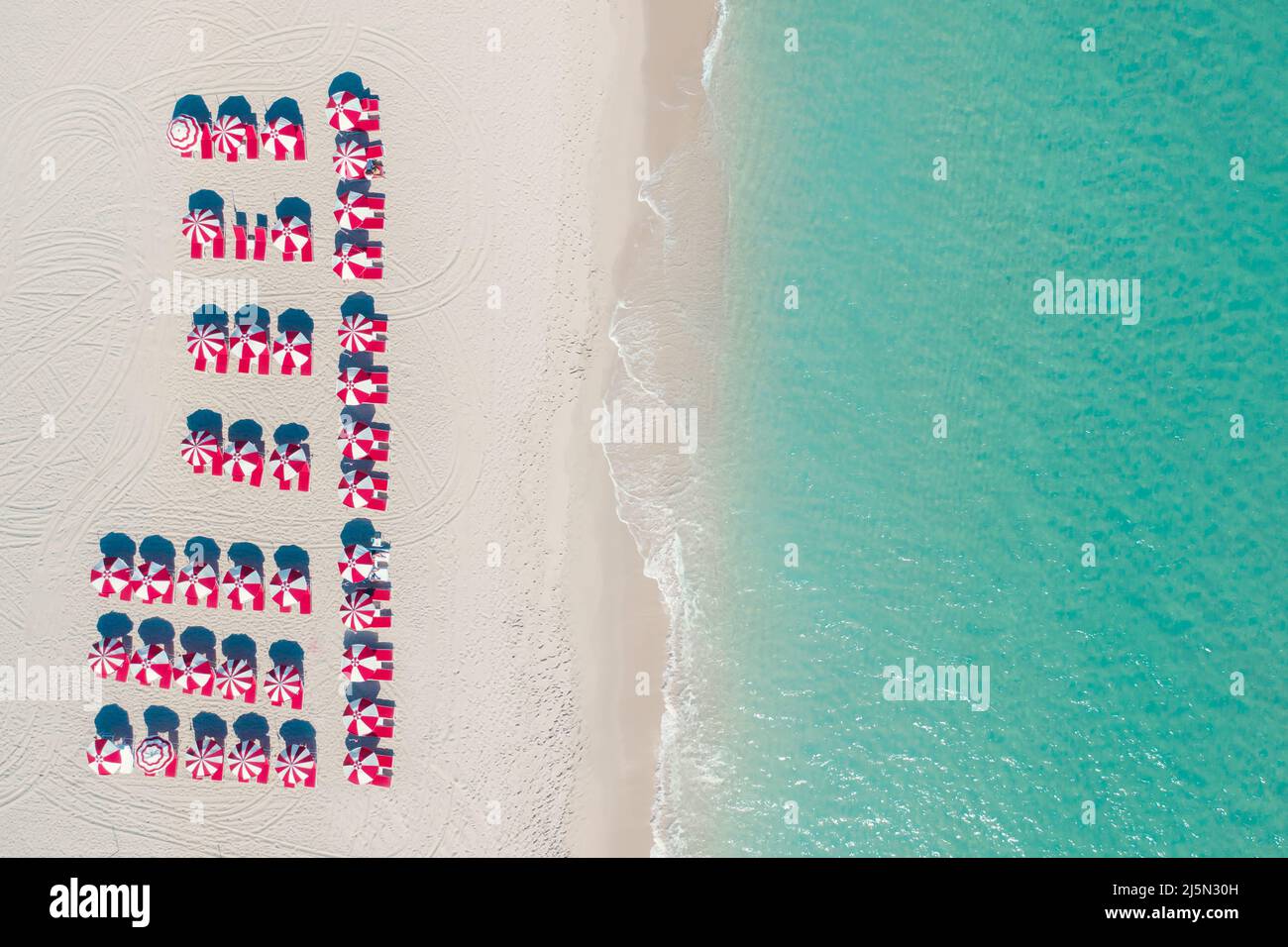 Parasols rouges de plage à Miami Beach, Floride Banque D'Images