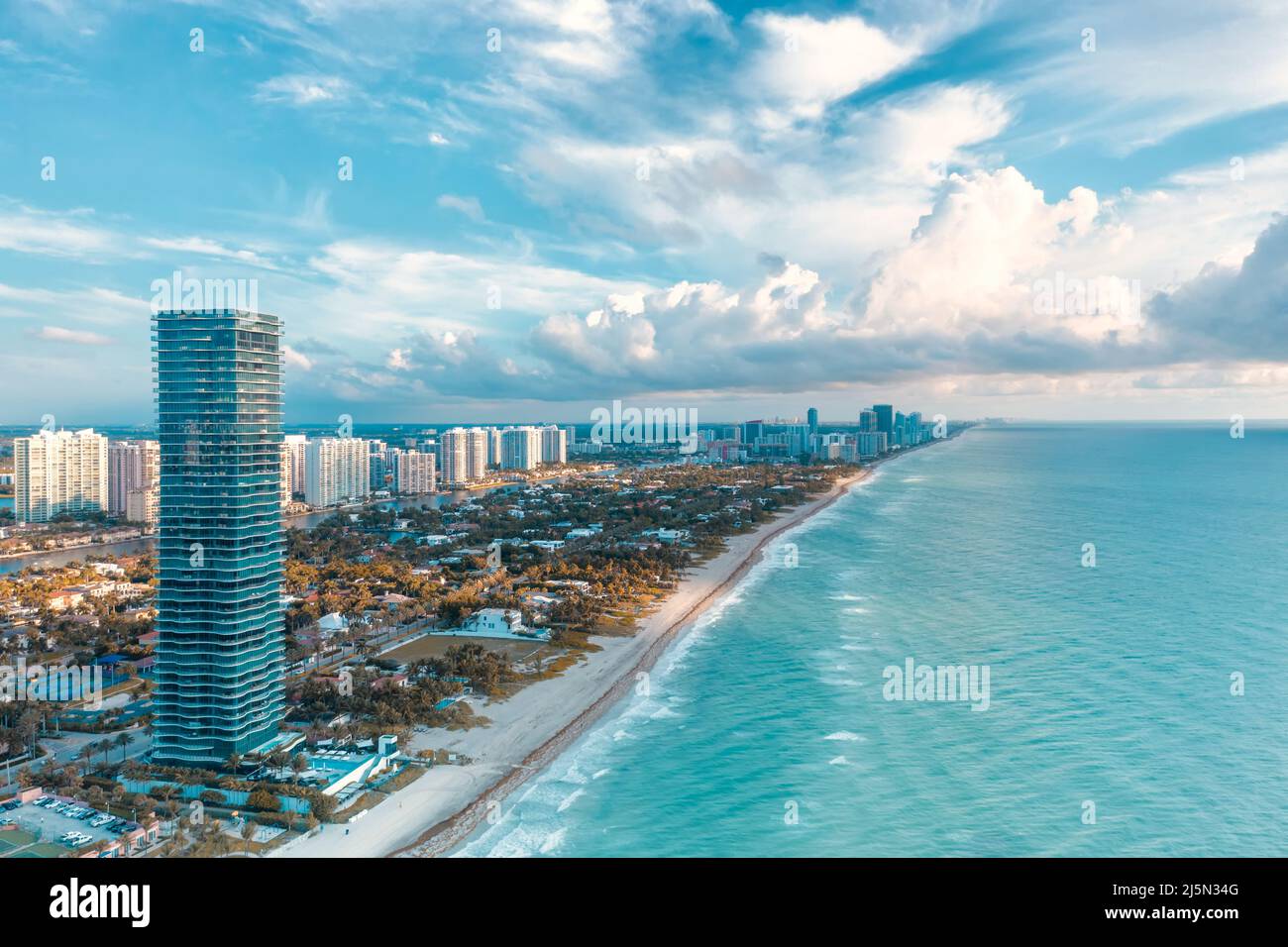 Nuages au-dessus de Golden Beach à Miami, Floride Banque D'Images