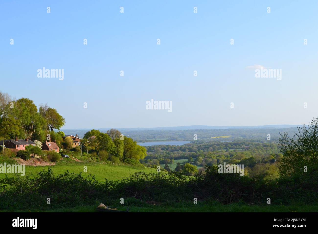 Une vue vers le sud depuis IDE Hill sur la crête de Greensand dans le Weald de Kent, sur le réservoir de Bough Beech en direction de Hever, Chiddingstone etc Banque D'Images