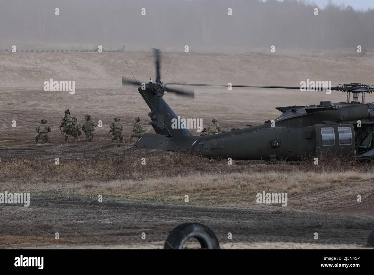 Les parachutistes américains affectés à l'équipe de combat de 3rd Brigade, division aéroportée 82nd, quittent un HÉLICOPTÈRE UH-60 Blackhawk lors d'un exercice de tir en direct combiné avec l'armée polonaise à Nowa Deba, Pologne, le 8 avril. L'équipe de combat de la Brigade 3rd, 82nd ABN. Le Div. Est déployé pour soutenir le Commandement européen des États-Unis afin d'assurer nos alliés dans la région et de prévenir toute agression future. (É.-U. Photo de l'armée par Sgt. Garrett Ty Whitfield) Banque D'Images