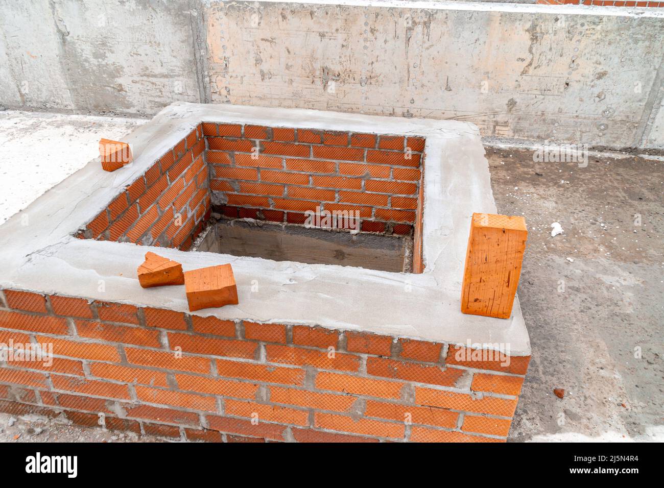 superstructure technologique pour l'entretien de structures ou de mécanismes en briques sur le toit du bâtiment, attention sélective Banque D'Images