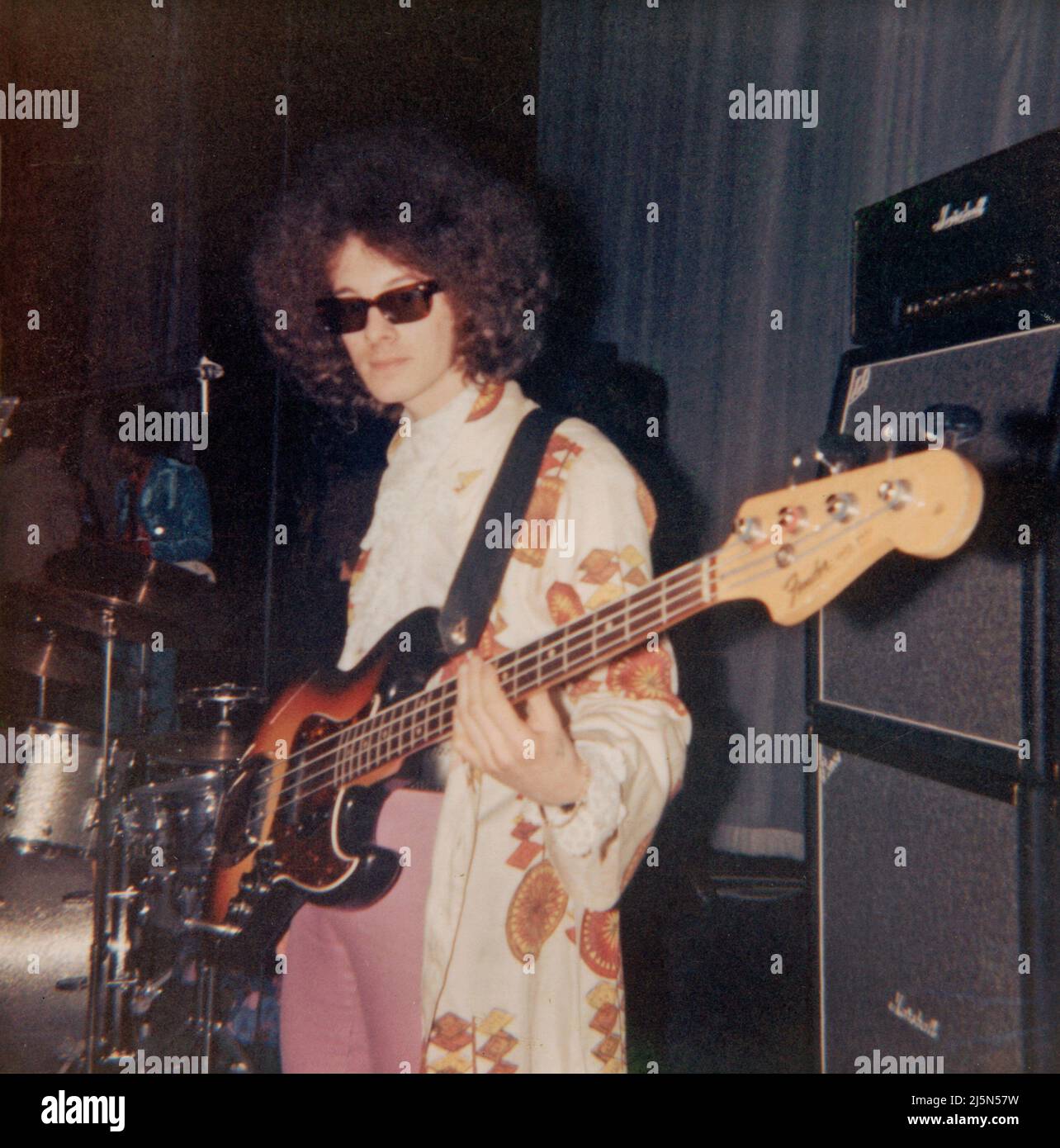 Le bassiste anglais Noel Redding attend sur scène juste avant un concert Jimi Hendrix Experience 