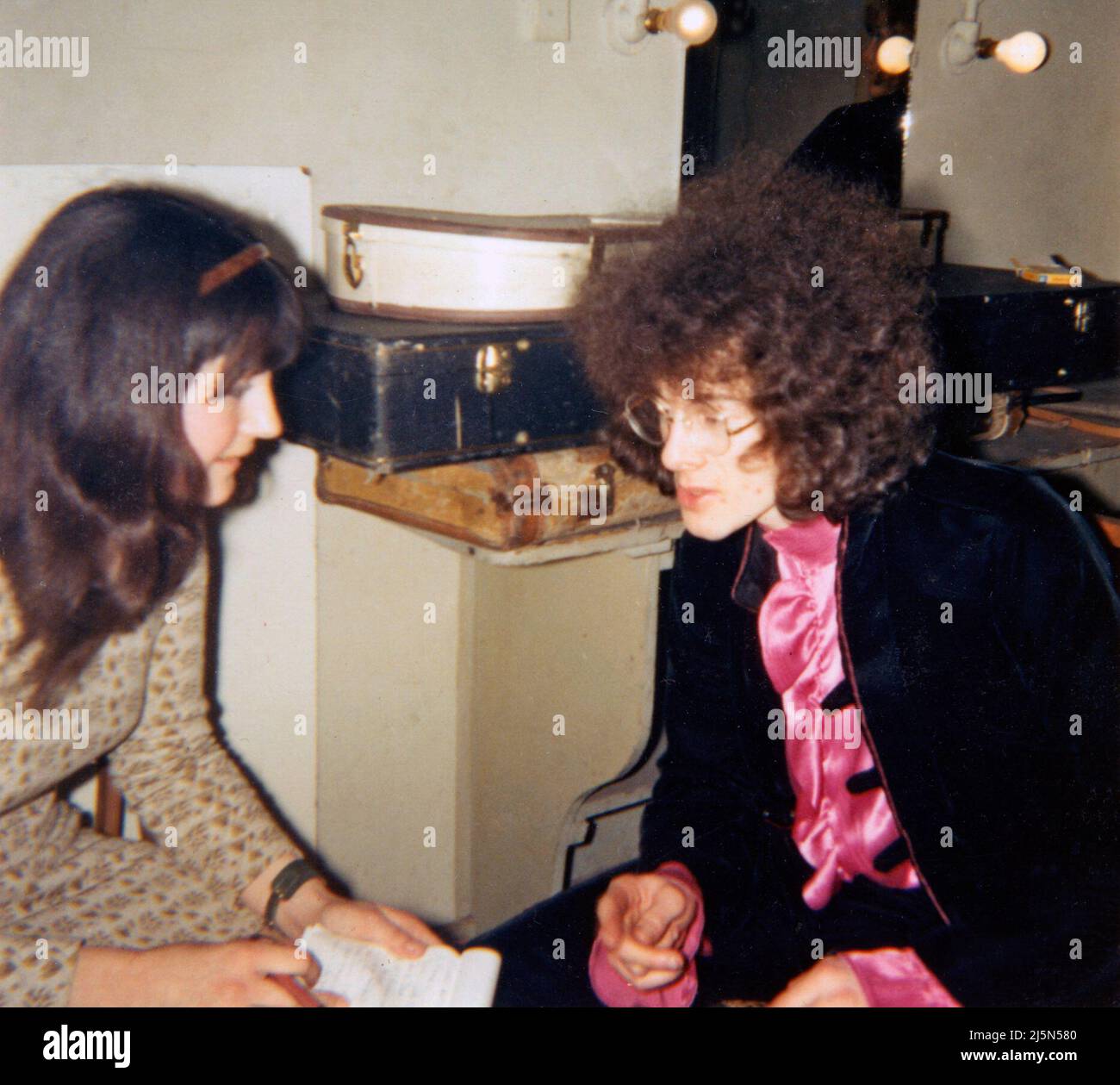 Le bassiste anglais Noel Redding étant interviewé en coulisses au théâtre Olympia, Paris, après 