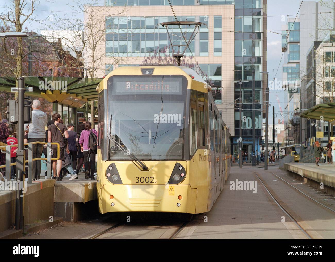 Manchester, Royaume-Uni - 16 avril 2022 : tramway Manchester Metrolink à l'arrêt de tramway St Peter's Square. Banque D'Images