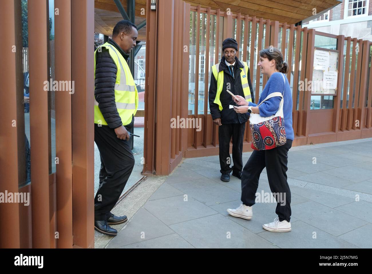 Londres, Royaume-Uni, 24th avril 2022. Un électeur arrive au bureau de vote du Lycee Francais Charles de Gaulle à South Kensington pendant le deuxième tour des élections présidentielles de 2022. Les deux autres candidats sont EmManual Macron et Marine le Pen, dont le premier devrait gagner. Crédit : onzième heure Photographie/Alamy Live News Banque D'Images