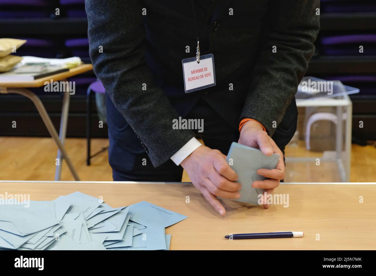 Londres, Royaume-Uni, 24th avril 2022. Les membres du bureau (composé du président et des évaluateurs) regroupent les enveloppes contenant les bulletins de vote - prêts à être dénombrés après la fermeture du bureau de vote. Les ressortissants français ont voté au Lycee Francais Charles de Gaulle à South Kensington lors du deuxième tour des élections présidentielles de 2022. Les deux autres candidats sont EmManual Macron et Marine le Pen, dont le premier devrait gagner. Crédit : onzième heure Photographie/Alamy Live News Banque D'Images