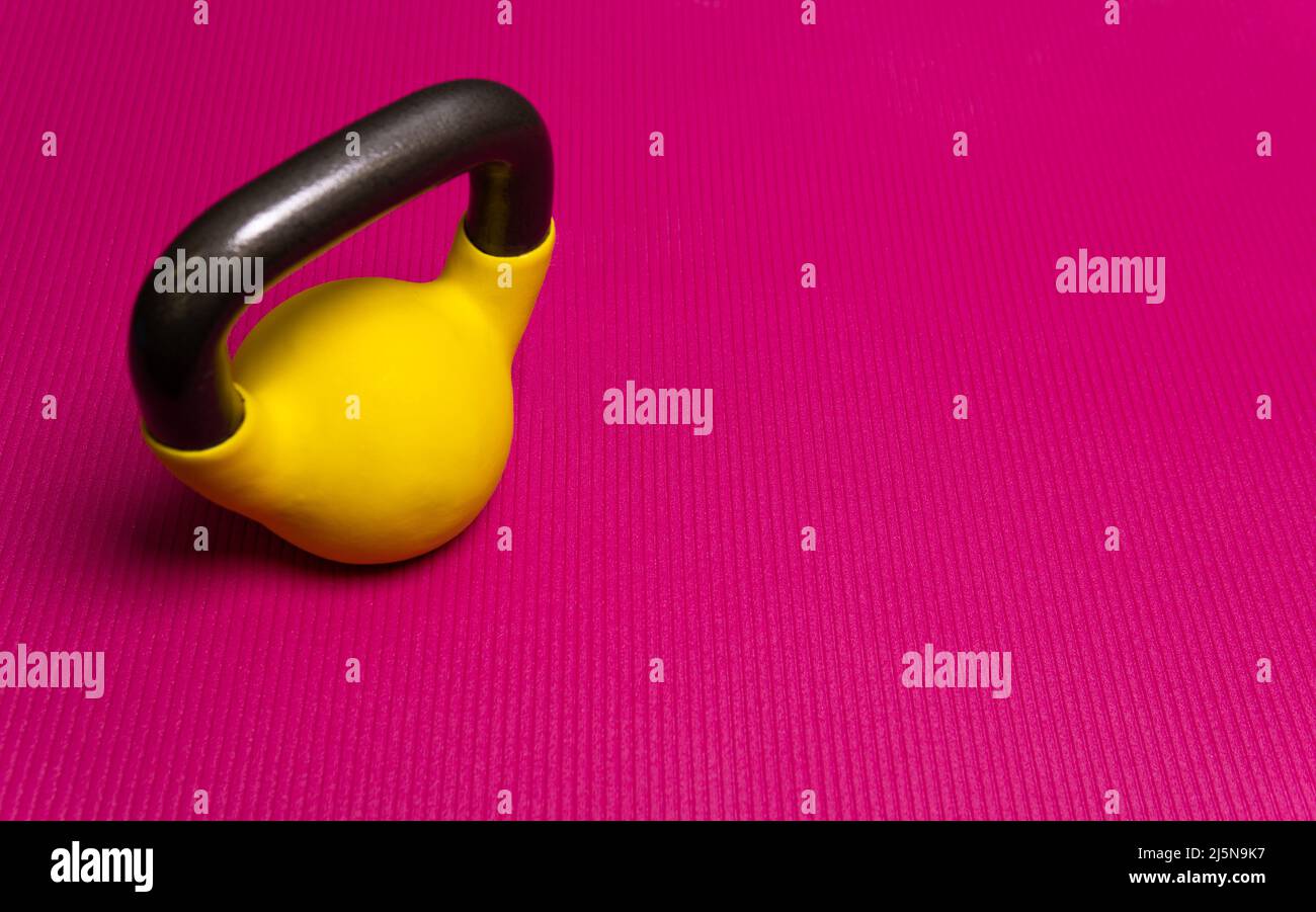 Yoga jaune mat espace kettlebell fond sport entraînement sain, de l'équipement de fitness pour objet et le bois violet, au-dessus de lourd. Gros plan sur la motivation Banque D'Images