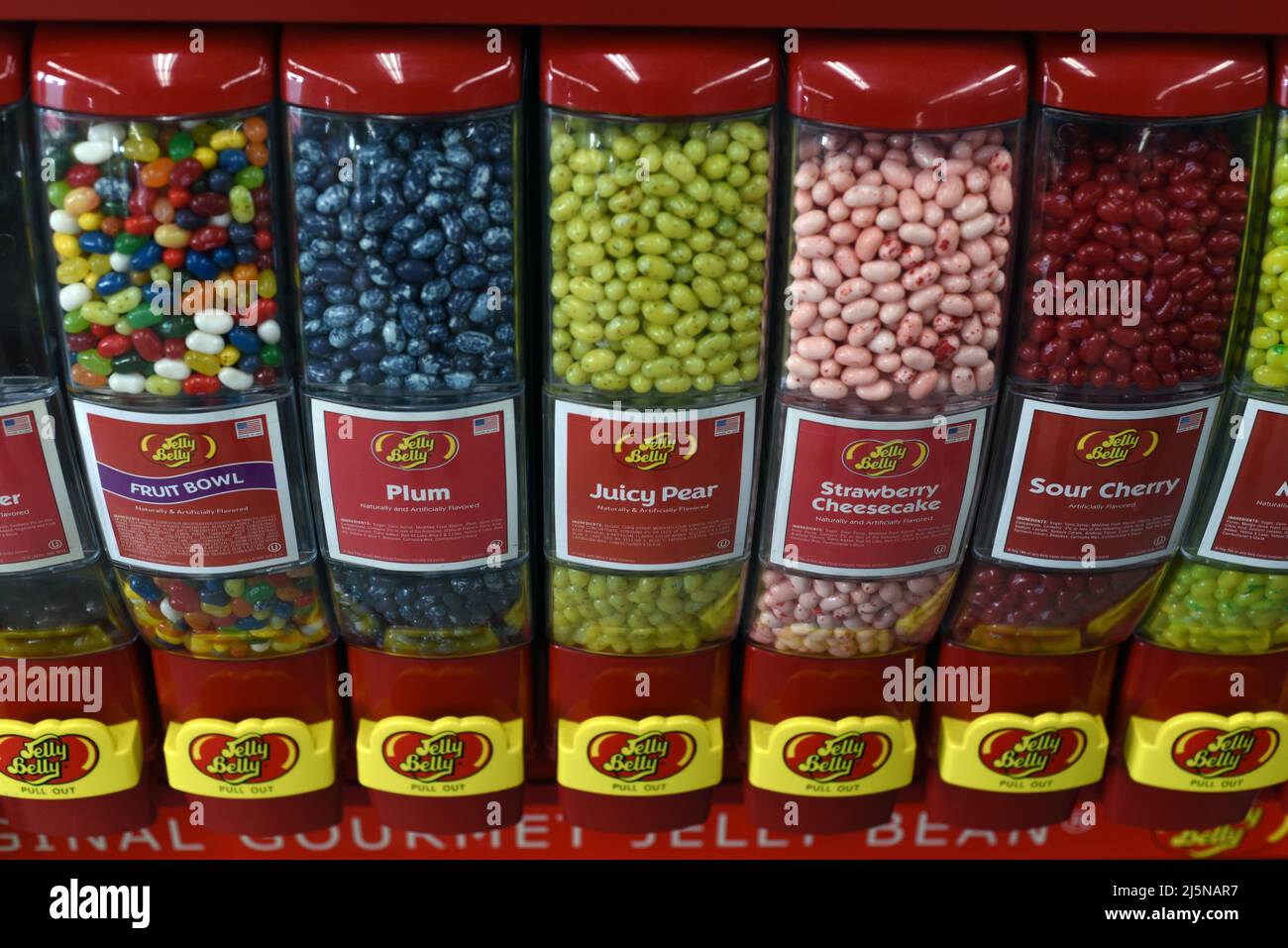 Les contenants contiennent une variété de saveurs et de couleurs de bonbons Jelly Belly en gelée de haricots Banque D'Images