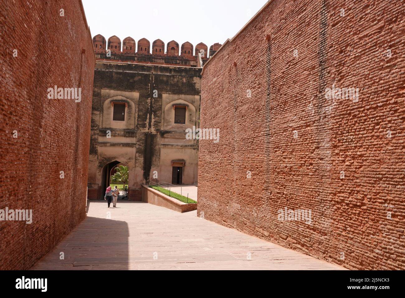 Personnes visitant des bâtiments à Agra fort Banque D'Images