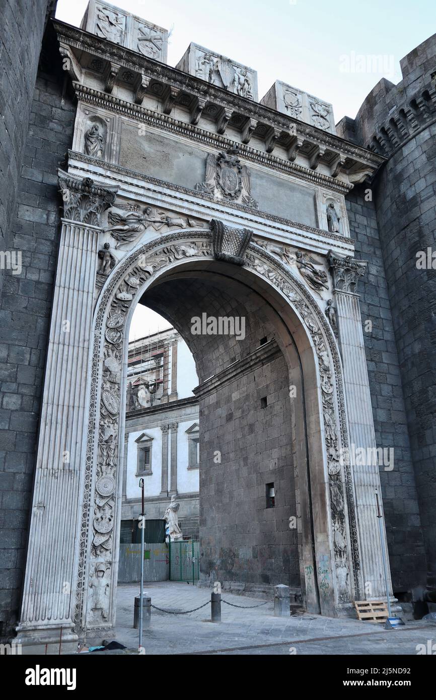 Naples - Portale di Porta Capuana Banque D'Images