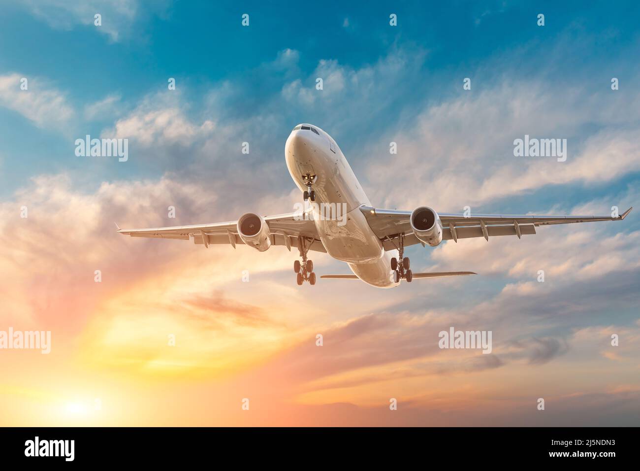 Avion dans le ciel du coucher du soleil. Concept de voyage. Banque D'Images