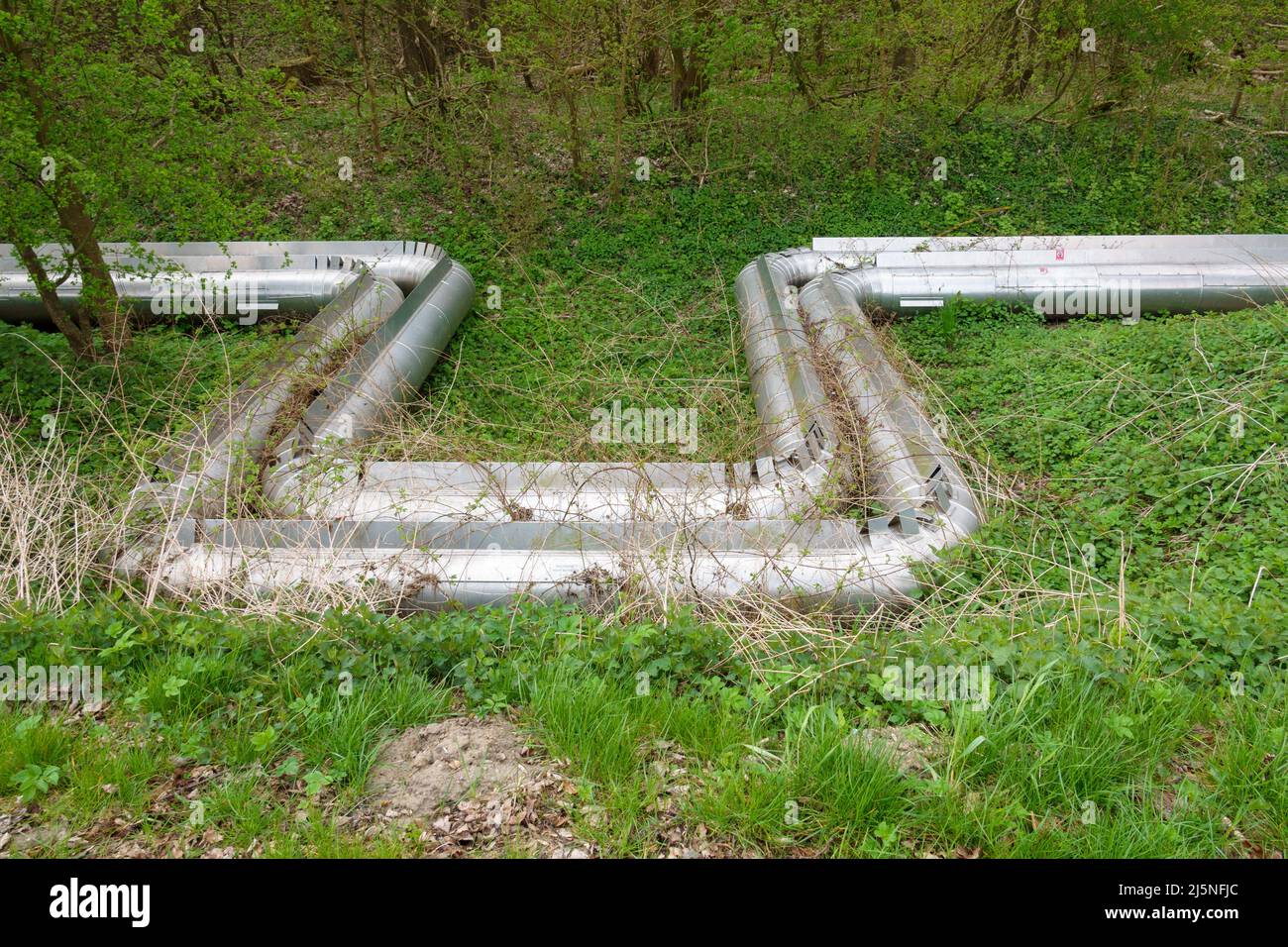 Les pipelines de chauffage urbain fournissent de la chaleur dans une zone résidentielle Banque D'Images