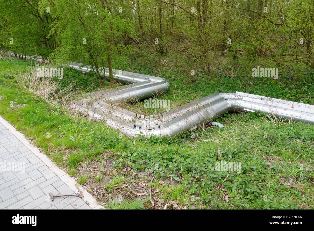 Les pipelines de chauffage urbain fournissent de la chaleur dans une zone résidentielle Banque D'Images