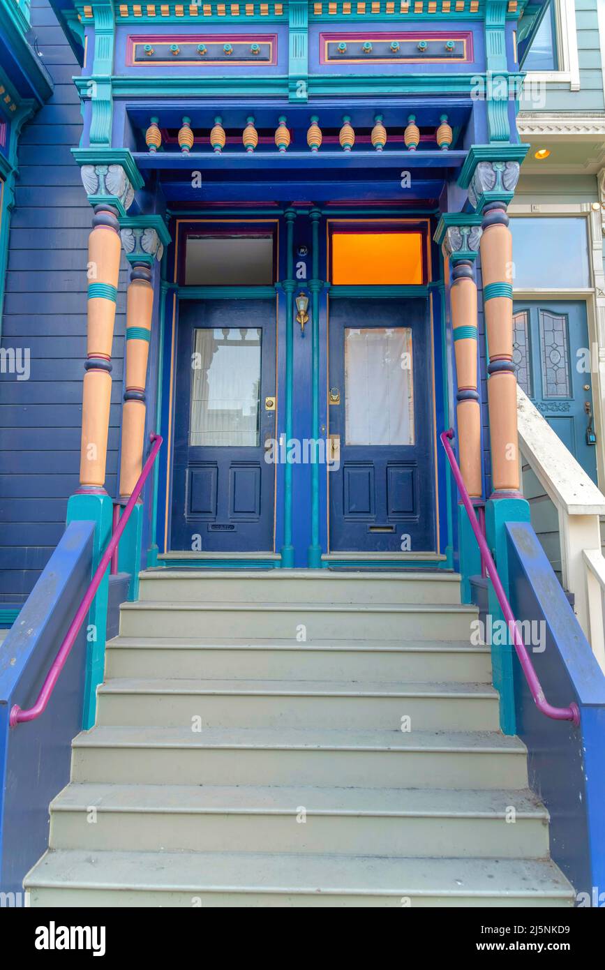 Porche de deux maisons de ville avec un escalier et porche à San Francisco, Californie Banque D'Images