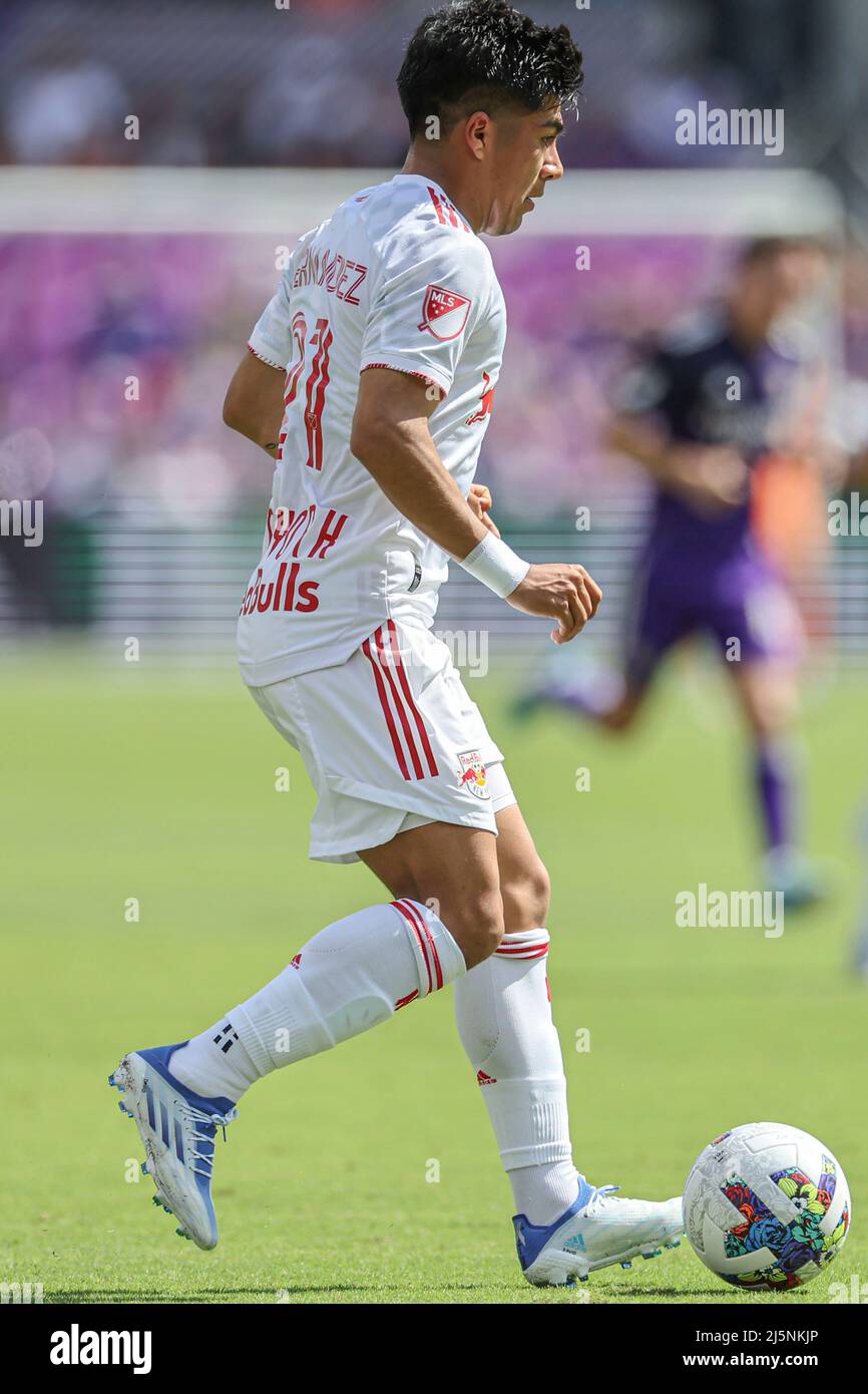 Orlando, FL: Le milieu de terrain des Red Bulls de New York Omir Fernandez (21) dribble le ballon sur le terrain lors d'un match MLS contre la ville d'Orlando, dimanche Banque D'Images