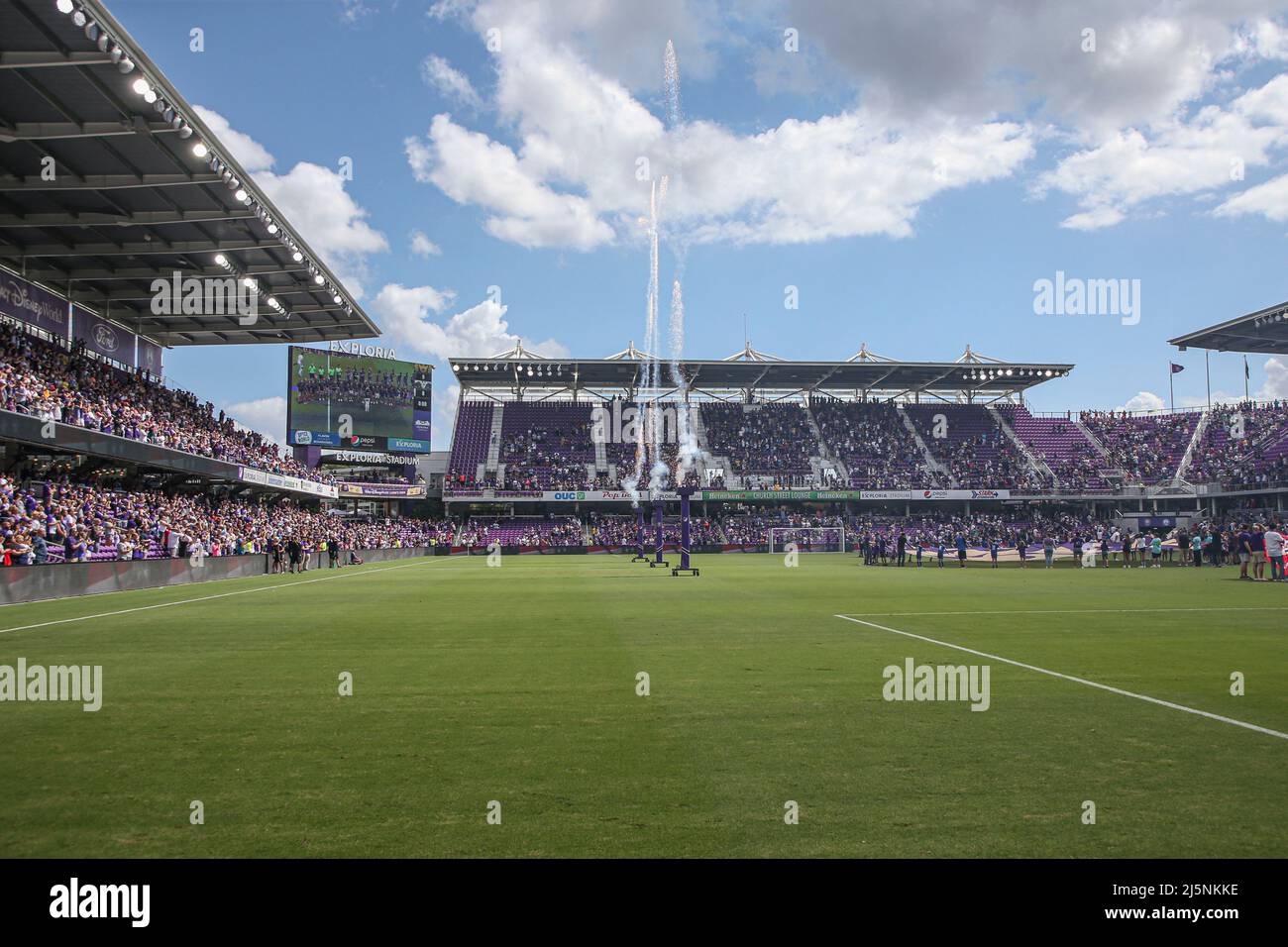 Orlando, FL : une vue générale du terrain pendant le chant de l'hymne national avant un match MLS entre Orlando City et la New York Red BU Banque D'Images