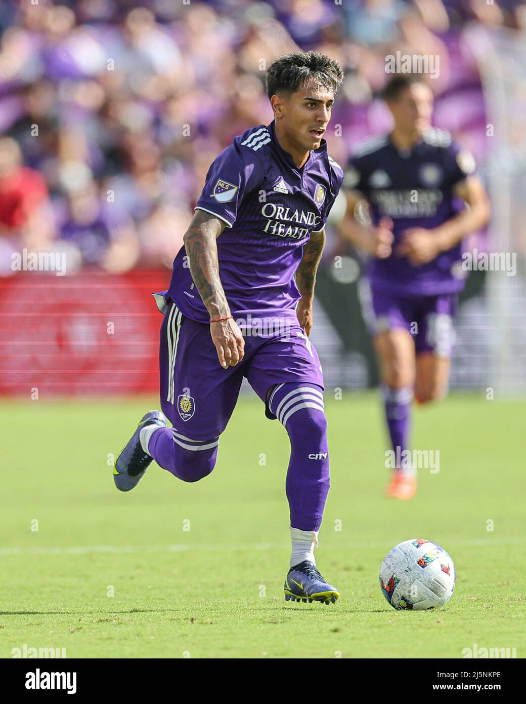 Orlando, FL: Orlando City Forward Facundo Torres (17) dribbles tout le terrain lors d'un match MLS contre les Red Bulls de New York, dimanche, avril Banque D'Images