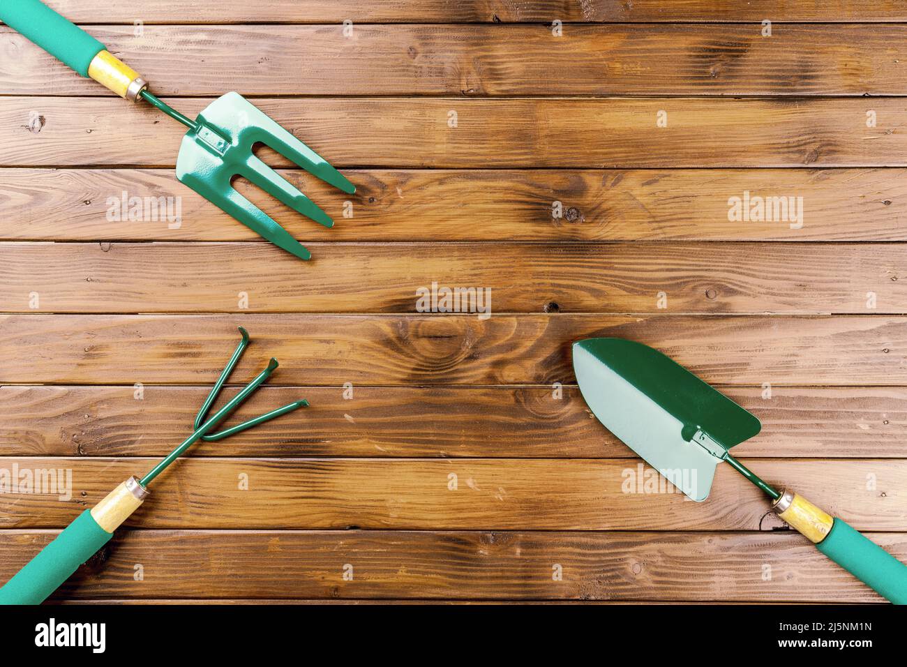 Outils de jardinage sur fond en bois. Pose à plat. Banque D'Images