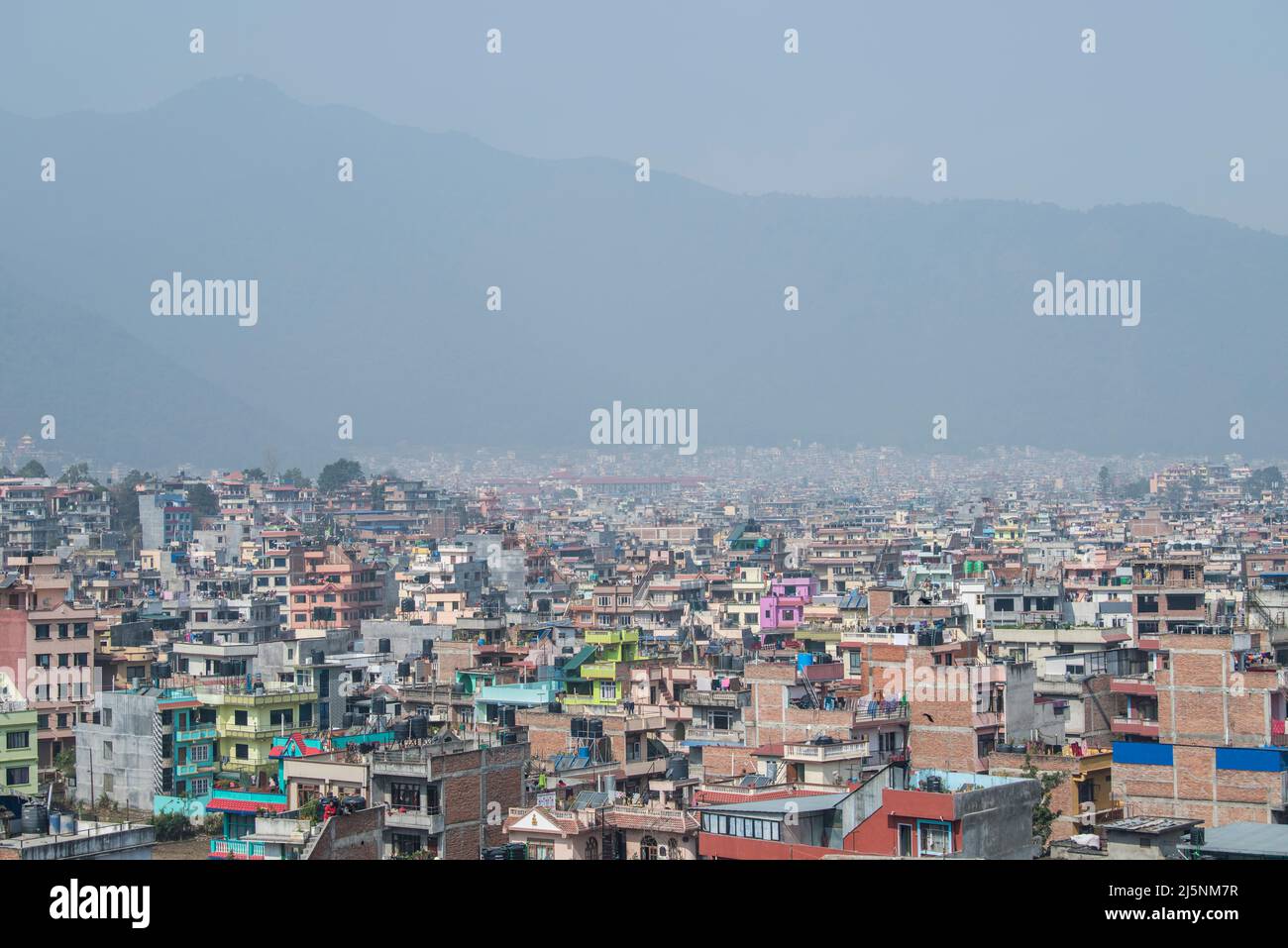 Katmandou, Népal- avril 20,2022 : vue panoramique de la ville de Katmandou depuis Swayambhunath stupa. Banque D'Images
