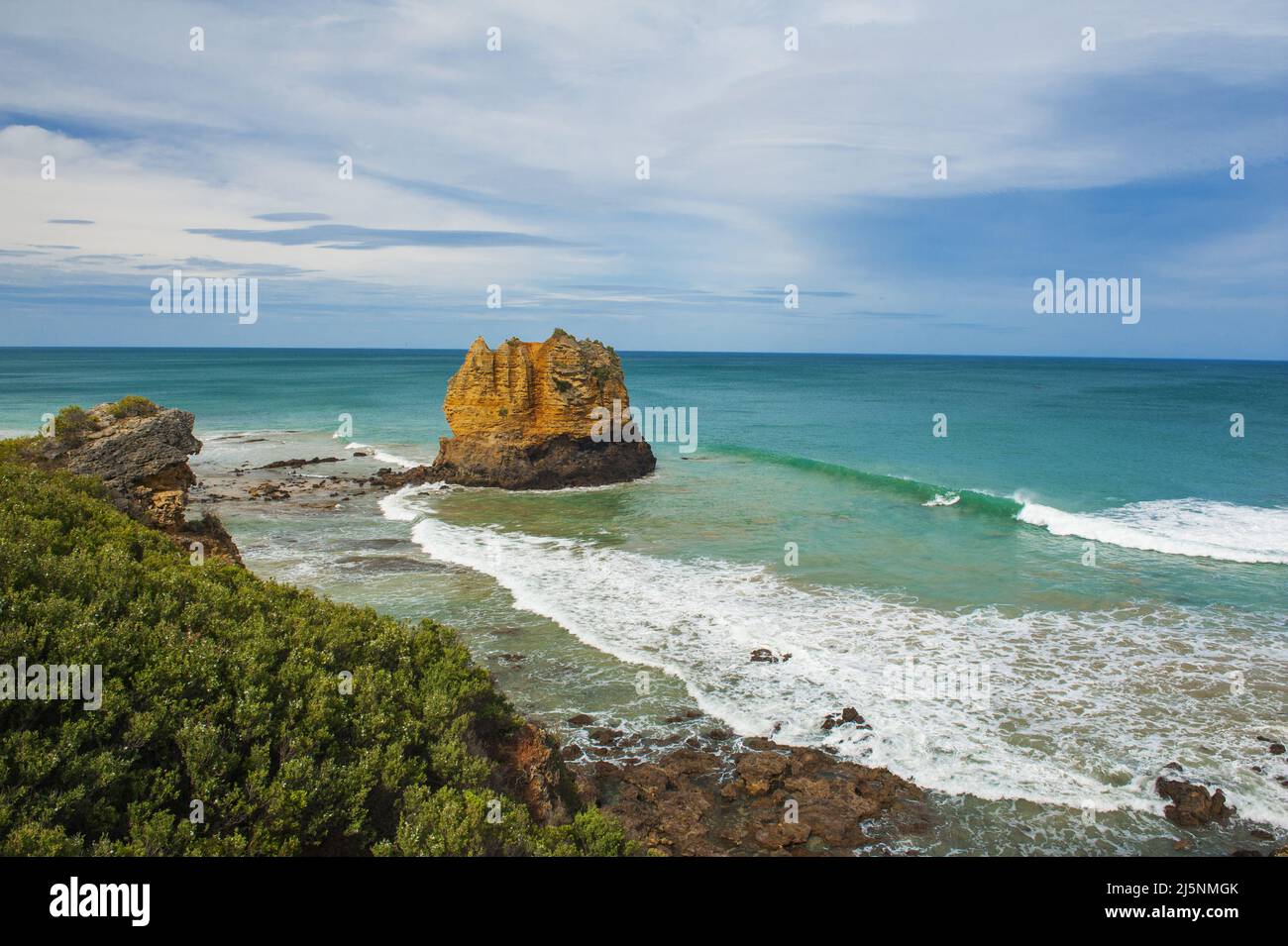 Eagle Rock dans la mer. Aireys Inlet sur Great Ocean Road, sur la côte sud de l'État de Victoria, en Australie. Banque D'Images