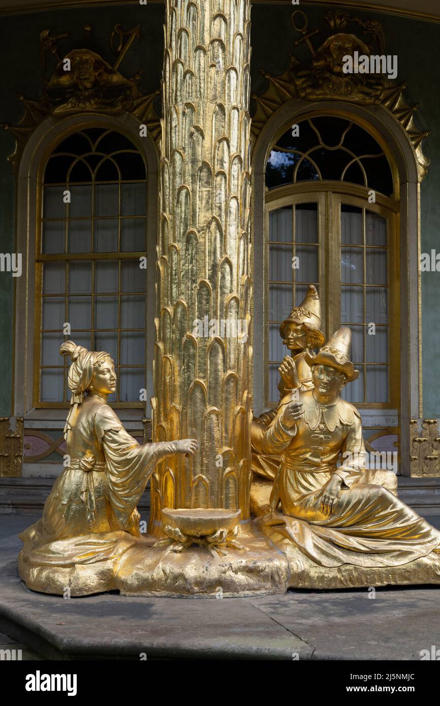 Sculptures en grès dorées à la colonne de la maison chinoise dans le parc Sanssouci à Potsdam, Brandebourg, Allemagne, pavillon de jardin de style Chinoiserie. Banque D'Images