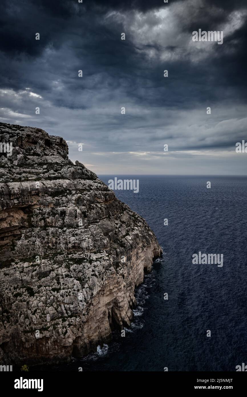Côte sud de l'île de Malte le matin sombre et orageux. Banque D'Images