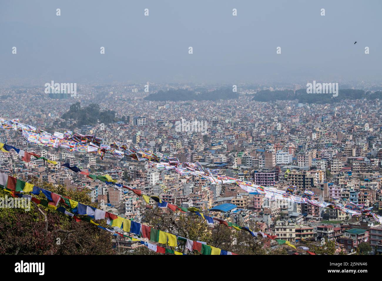 Katmandou, Népal- avril 20,2022 : vue panoramique de la ville de Katmandou depuis Swayambhunath stupa. Banque D'Images