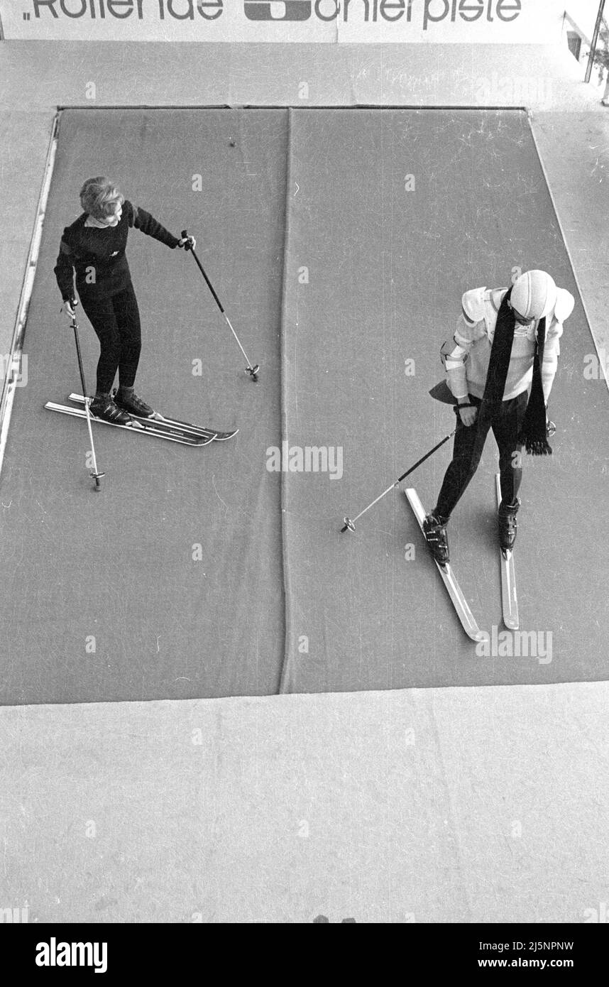 Walter Giller lors d'un événement promotionnel à Sporthaus Sport Scheck à Munich. La piste de ski en pente 'Schneller Otto' est présentée, sur laquelle le ski pourrait être essayé. [traduction automatique] Banque D'Images