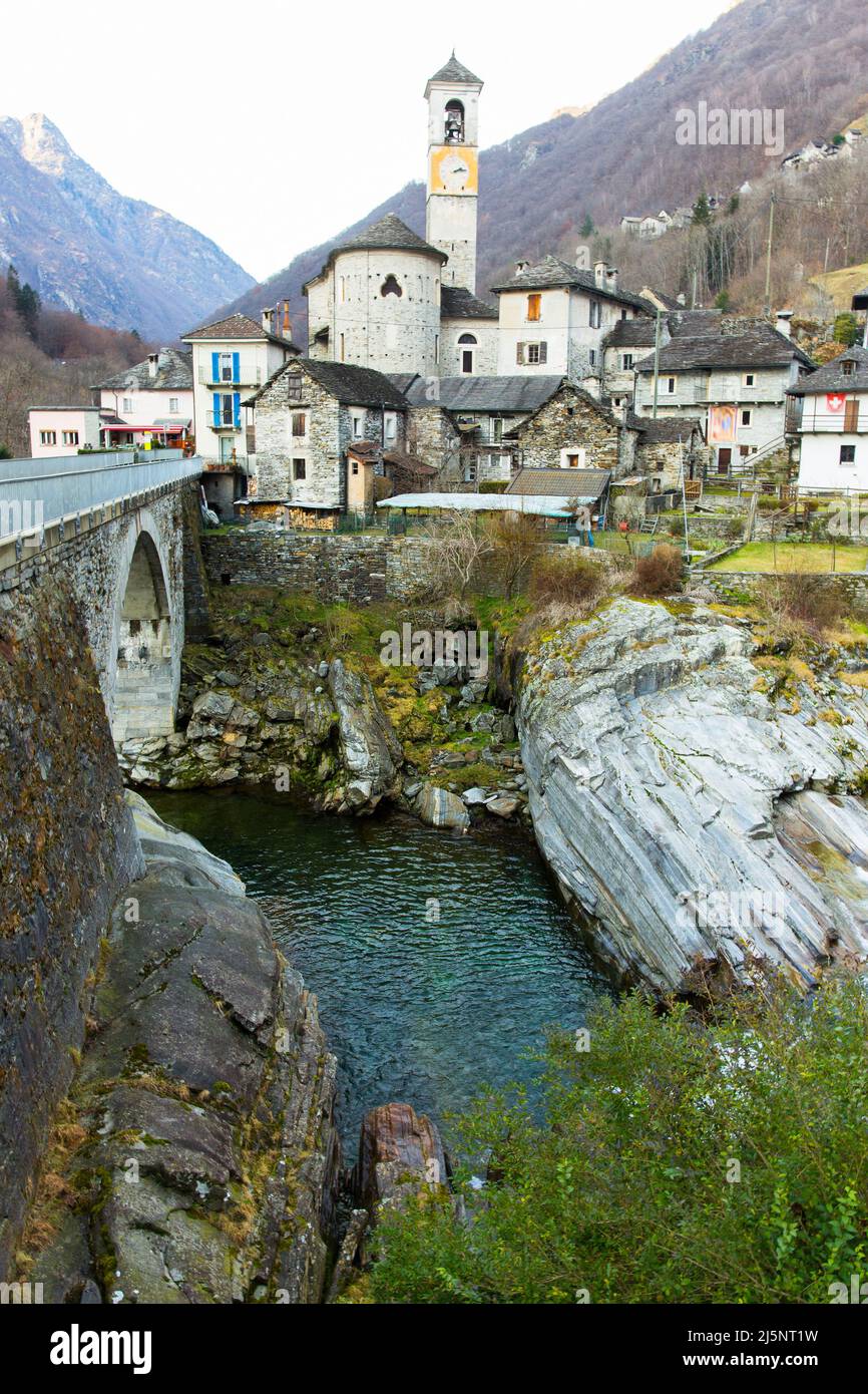 Rivière, pont, bâtiments dans la ville de Lastezzo. Suisse. Alpes Banque D'Images