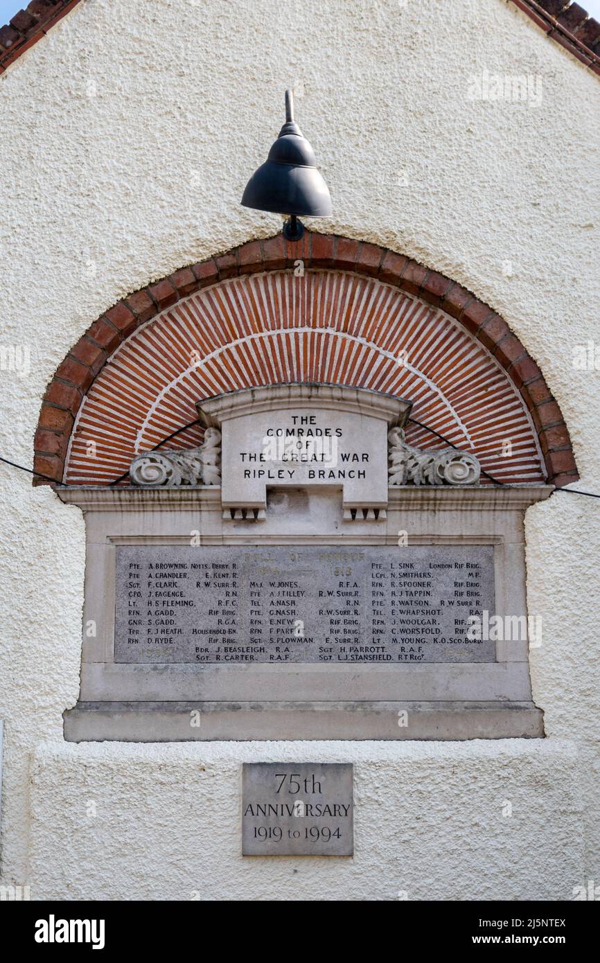 Mémorial de guerre dans le hall de la Légion royale britannique de Ripley commémorant les morts de la Grande Guerre, Surrey, Angleterre, Royaume-Uni, et plaque du 75th anniversaire Banque D'Images