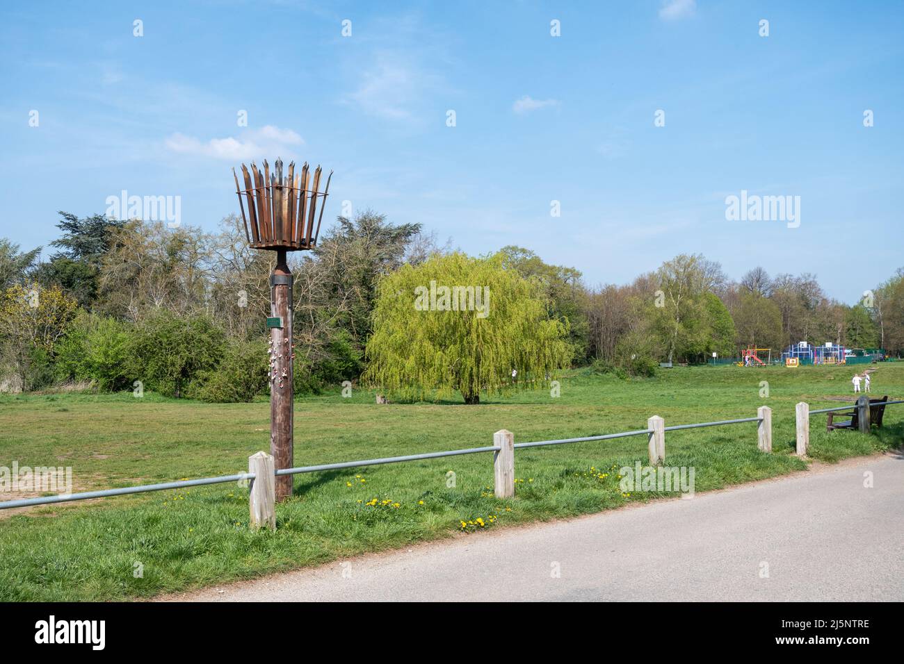 Ripley Green, un village vert et un terrain de jeu avec une balise dans le village de Ripley, Angleterre, Royaume-Uni Banque D'Images