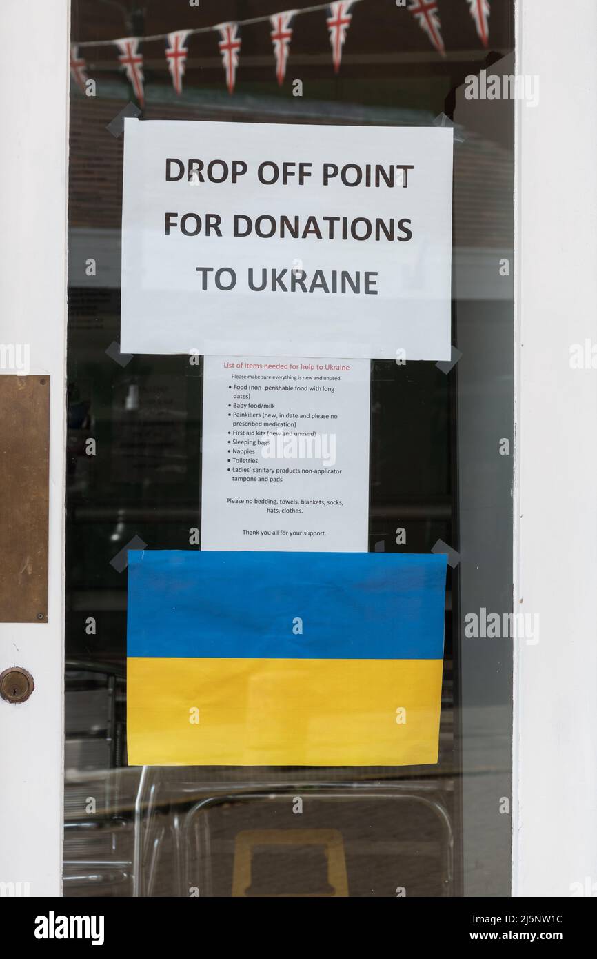 Déposez le point pour les dons à l'Ukraine, avis dans la fenêtre de boutique des articles pour aider les Ukrainiens pendant la guerre, Hythe, Hampshire, Angleterre, Royaume-Uni Banque D'Images