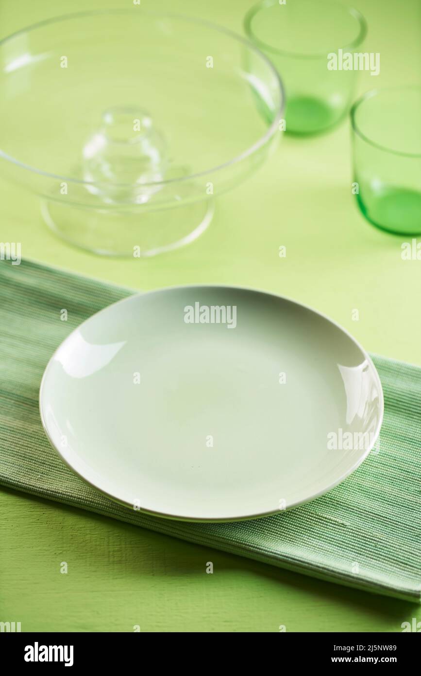 Des assiettes, des verres et des récipients vides sont en préparation Banque D'Images