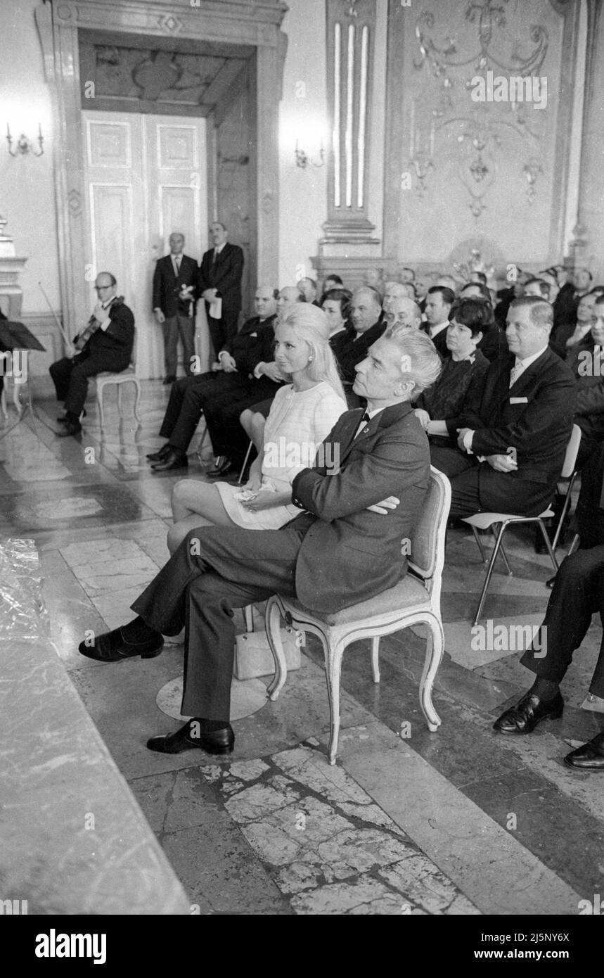 Lors de son anniversaire de 60th, Karajan est devenu citoyen honoraire de Salzbourg. Ici à la réception dans une salle de l'hôtel de ville: Eliette Mouret et Herbert von Karajan. [traduction automatique] Banque D'Images