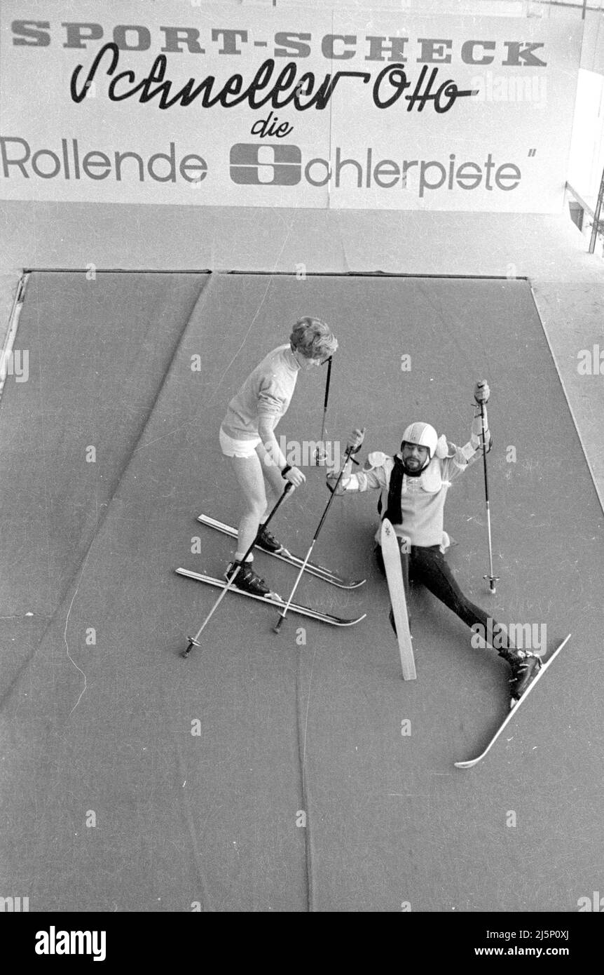 Walter Giller lors d'un événement promotionnel à Sporthaus Sport Scheck à Munich. La piste de ski en pente 'Schneller Otto' est présentée, sur laquelle le ski pourrait être essayé. [traduction automatique] Banque D'Images