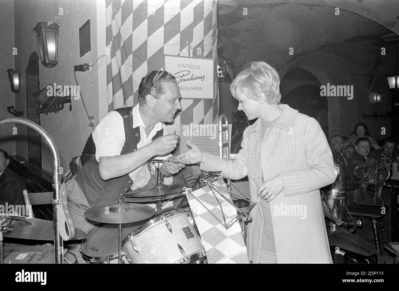 Rita Pavone avec son mari Teddy Reno pendant leur lune de miel à Munich. Visite de la Hofbräuhaus. [traduction automatique] Banque D'Images