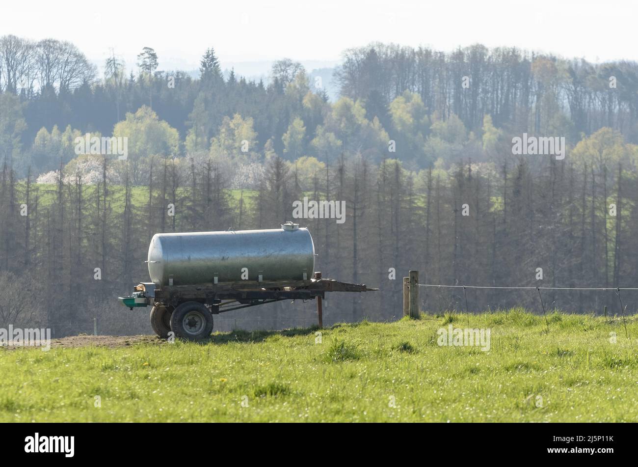 Réservoir d'eau métallique, approvisionnement en bétail dans un champ de campagne en Allemagne, Europe Banque D'Images