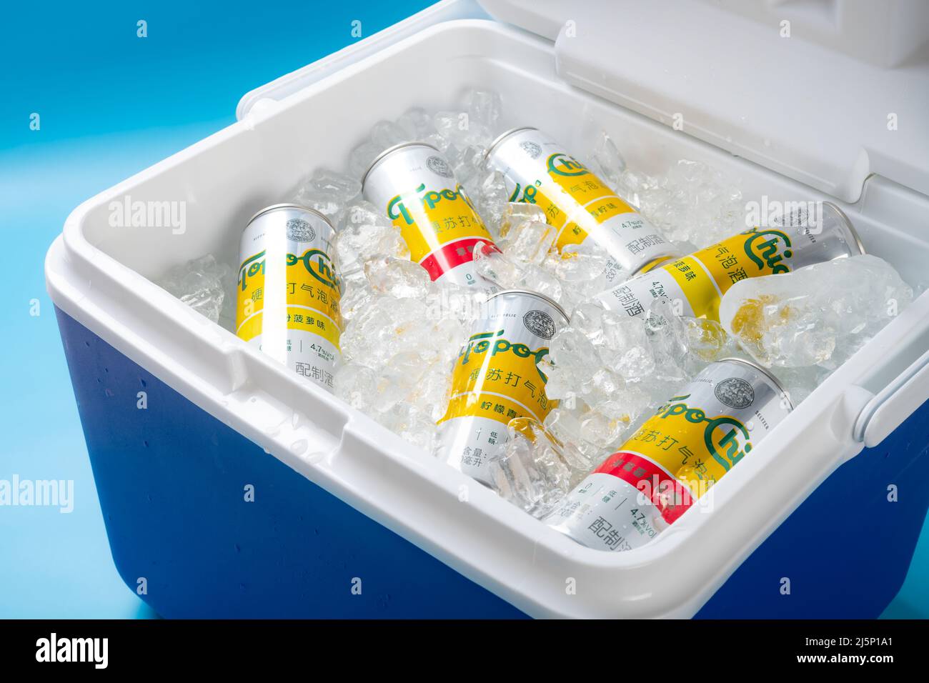 ZHONGSHAN GUANGDONG Chine-juillet 17 2021:angle View Coca-Colas nouveau produit Topo Chico Hard Seltzer avec de la glace dans un coffret glacé, il mélange mousseux purifié Banque D'Images
