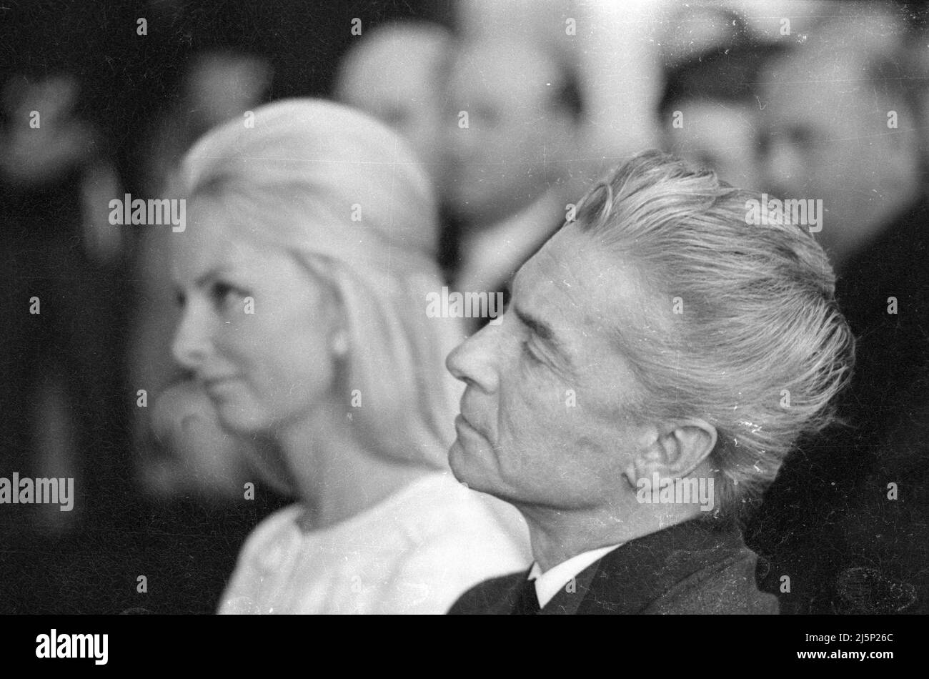 À son anniversaire de 60th, Karajan est nommé citoyen honoraire de Salzbourg. Ici, à la réception, dans une salle de l'hôtel de ville : honorée Eliette Mouret et Herbert von Karajan. [traduction automatique] Banque D'Images