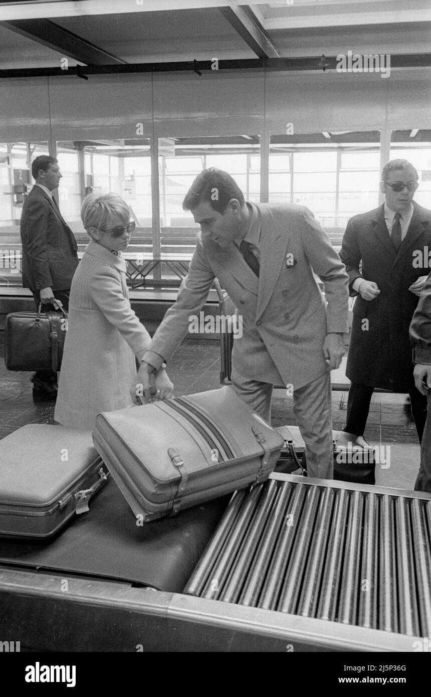 Rita Pavone avec son mari Teddy Reno pendant leur lune de miel à Munich. Arrivée à l'aéroport de Munich - Riem. [traduction automatique] Banque D'Images