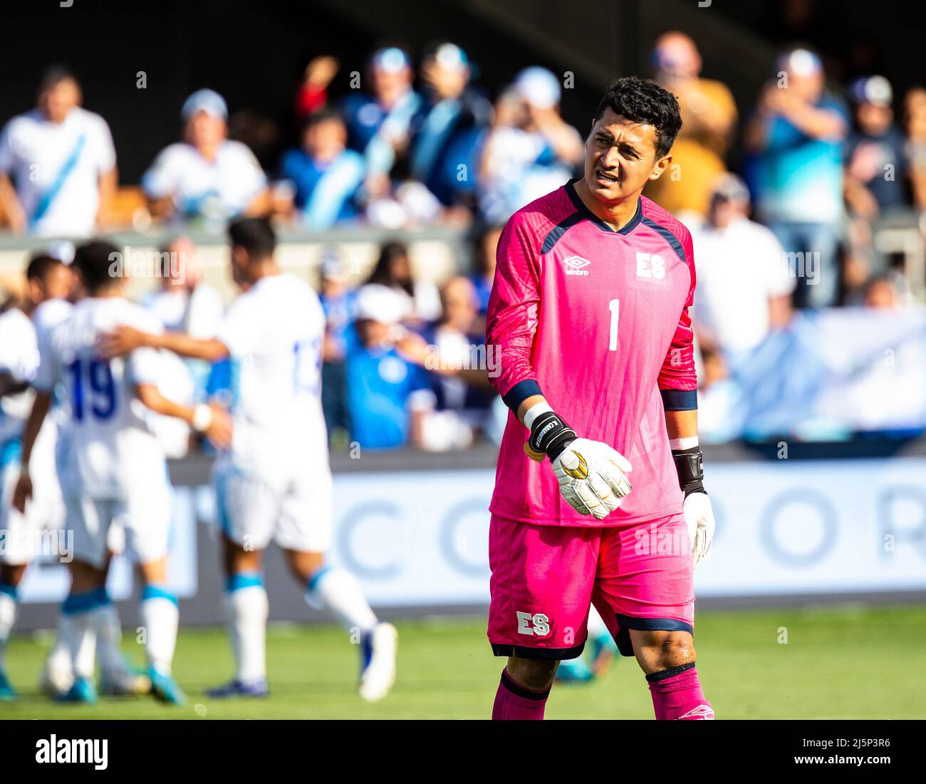 24 avril 2022 San Jose, CA USA LE gardien DE but EL Salvador Henry Edirmar Hernandez Cruz réagit au but Guatemala 3 pendant le match de football entre les équipes nationales EL Salvador et Guatemala. Guatemala a battu EL Salvador 4-0 au parc PayPal San Jose Calif. Thurman James/CSM Banque D'Images