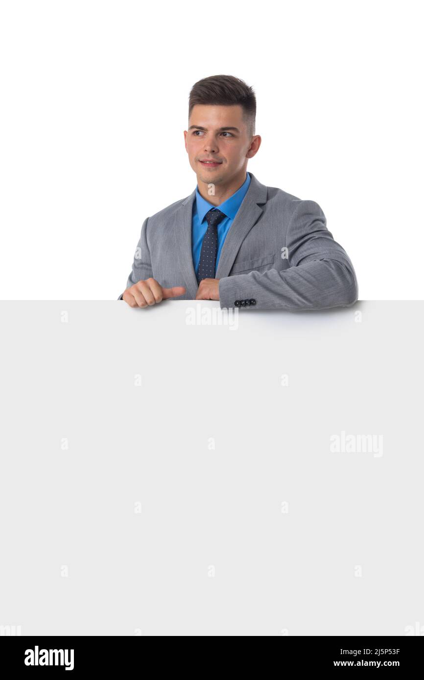 Homme d'affaires souriant et élégant présentant une bannière blanche isolée sur fond blanc Banque D'Images