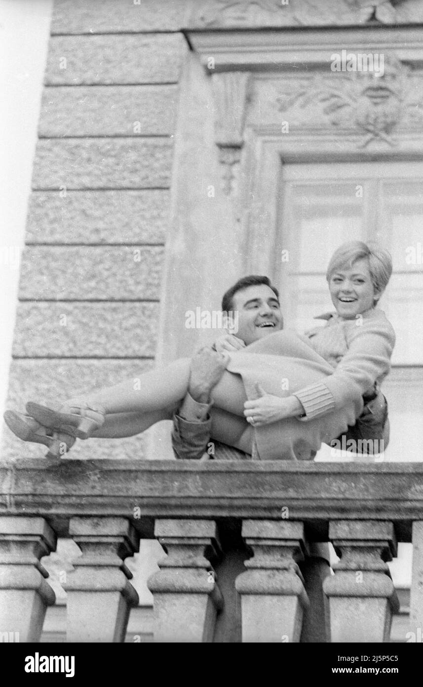 Rita Pavone avec son mari Teddy Reno pendant leur lune de miel à Munich. Au tour Nymphenburg. [traduction automatique] Banque D'Images